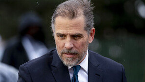 美공화의원, 의회 청문회서 ‘바이든 차남 성행위 사진’ 공개…민주 질책