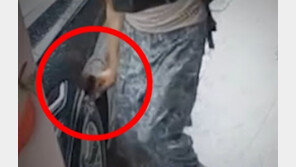 새벽 가위 들고 ‘푹’…車10대 타이어 펑크 50대 “정신질환” 주장 [영상]