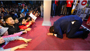 ‘가랑이 사이 치욕’ 썼다 지운 홍준표 “산전수전 다 겪었다. 사퇴 없다”