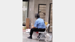 “힘센 사람 놔두고 왜 약자만”…‘빵 끼니’ 경비아저씨에 우유 건넨 입주민