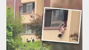 침대에 오줌 싼 딸 창문 밖 거꾸로 매단 아빠…“버릇 고친다”