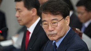 감사원, ‘통계조작 의혹’ 장하성 전 청와대 정책실장 조사