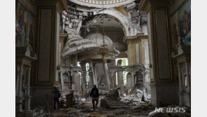 200년된 성당도 와르르…러, 우크라 오데사 공격에 23명 사상