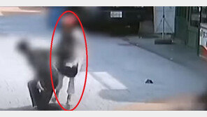 ‘신림동 흉기난동’ 맨손으로 범인 밀친 여성, 같이있던 남성 살려