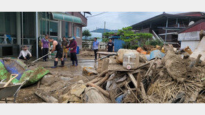 홍준표, 공무원 300명과 예천 수해현장서 봉사활동