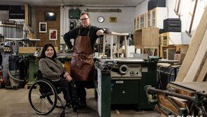 휠체어 앉아서도 여닫게 문 허리높이에 버튼 “디자인, 내 자유의 첫걸음”[장애, 테크로 채우다]