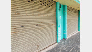 남자가 닫힌 셔터 벌리면 여자가 쏙…1600만원어치 폰 훔친 10대들