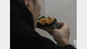 “출근 뒤 아침마다 김밥 먹는 신입 공무원…업무시간 따지면 꼰대?”