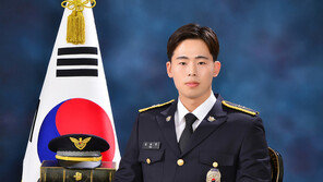 ‘전진·후진 반복’ 음주차량 ‘직감’…몸 던져 운전자 잡은 해경