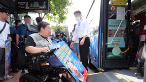 ‘버스 운행 방해’ 이형숙 전장연 대표 연행…마포서 이송