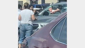 37도 폭염에 차에 갇힌 아기…아버지는 필사적으로 차 앞 유리를 깼다