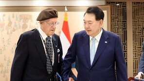 尹, 92세 한국전 참전용사 만나…“총상에도 다시 참전하시다니…”