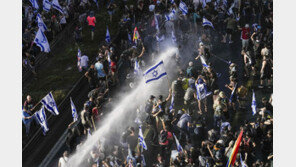 ‘사법부 무력화’ 이스라엘 증시-환율 요동… 前총리 “내전 상태” 