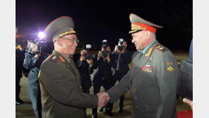 국방상 앞세운 러시아 군사대표단 평양 도착…전승절 행사 참석