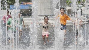 낮 최고기온 33도에 소나기까지…전국 ‘찜통더위’