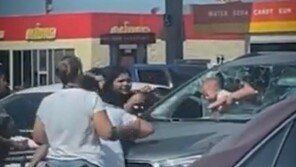 폭염 속 車에 갇힌 아이… 아빠는 망설임 없이 유리창 깼다