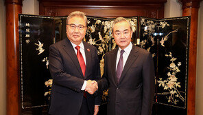 中 왕이, 7개월 만에 외교부장 ‘컴백’… 한중관계엔 어떤 영향?