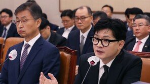 박범계 “가볍기가 깃털” 한동훈 “훈계 들으러 온 것 아냐”