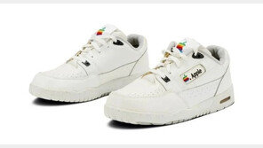 ‘한 켤레 6400만원’…희귀한 90년대 ‘애플 운동화’ 눈길