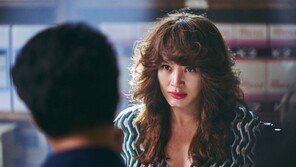 “먹고살려고 ‘밀수’ 손댄 해녀들… 맨몸 수중 액션신 백미” 