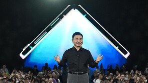 두배 가까이 넓어진 갤플립5 커버화면…접힌채로 문자 답하고 영상 즐겨