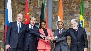 돌아온 왕이 “브릭스와 협력 강화”… 러 “푸틴 10월 방중” 