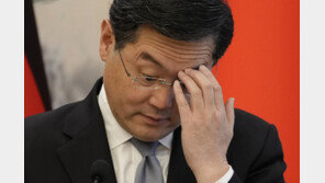 ‘中 최단명 외교부장’ 친강, 다른 공직은 유지… 권력투쟁 낙마한듯 