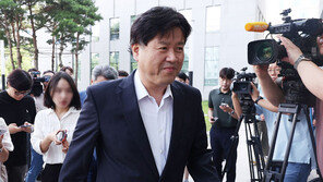 ‘쌍방울 의혹’ 김용 검찰 출석…“사실과 다른 부분 정리”