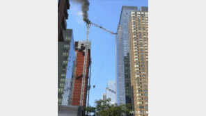 뉴욕 맨해튼서 타워크레인 일부 붕괴…12명 다쳐