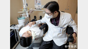 전신마비 치과의사의 맞춤형 보조 손가락 기회의 문 열다[장애, 테크로 채우다]