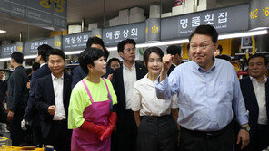 尹 부부 자갈치 시장 찾아…수산물 둘러보며 상인들에 인사