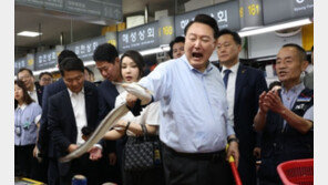 자갈치 찾은 尹, 즉석 ‘붕장어회 비빔밥 먹방’ 이유는…