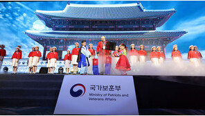 ‘어메이징 아리랑’ 부른 참전용사 ‘콜린 태커리’, 명예보훈장관 위촉