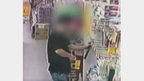 흉기 바지춤에 넣고 상의로 ‘쓱’…조선 범행 10분전 마트 CCTV 보니