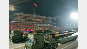 北 열병식 ‘핵어뢰’ 첫 등장… 하늘선 신형 무인기 무력 시위 