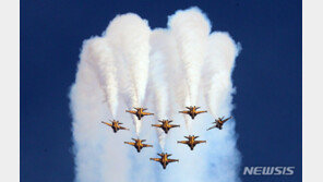 정전 70주년 기념, 부산 하늘 수놓은 블랙이글스