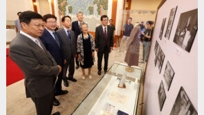 靑 모인 역대 대통령 가족들…“현대사 갈등, 역사적 화해 장면”