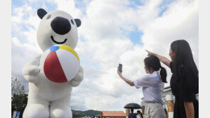 광화문에 등장한 인기 캐릭터 ‘흰디’… 현대백화점, 흰디랜드 열었다