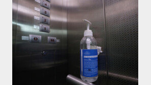 “출근 빠듯할 텐데, 지하층 먼저”…이웃 노인 엘베 배려에 아기 아빠 감동