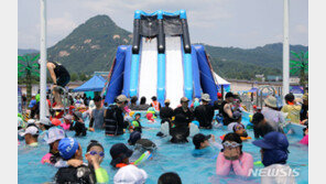 서울 도심 한복판에 ‘썸머비치’…오세훈, 물놀이장 점검