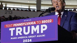 트럼프, 공화 경선 토론 불참 시사… 바이든, 청년-흑인층 공략 