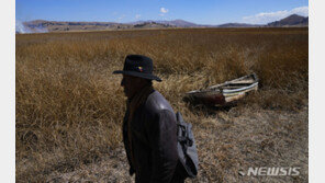 배 다니던 호수가 바닥났다…티티카카호가 보내는 경고