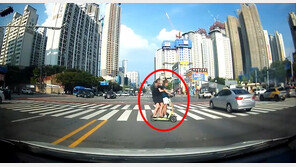 전동킥보드 올라탄 남학생 3명…왕복 8차선 곡예 운전 ‘아찔’