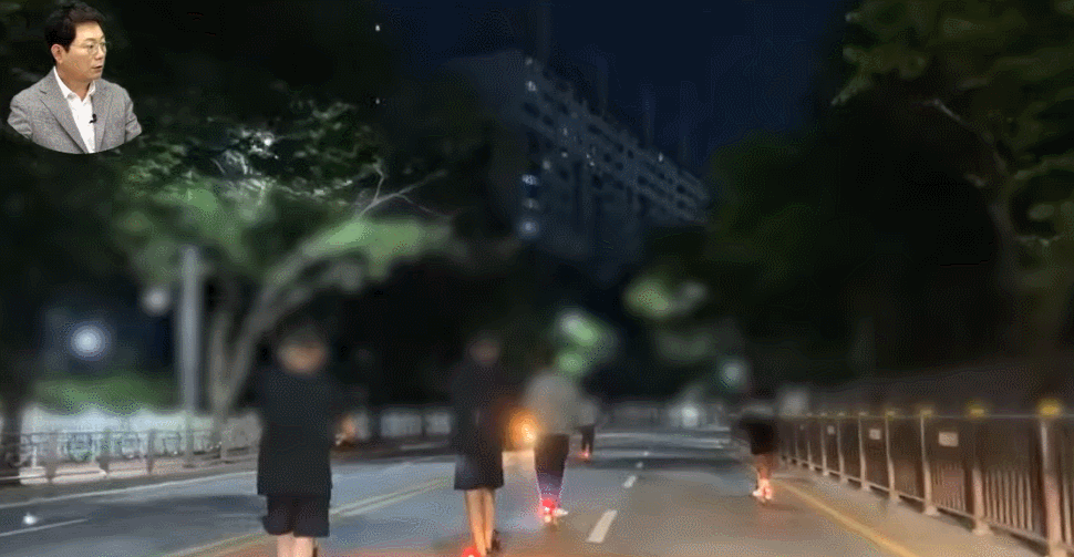 10대 ‘킥보드 폭주족’ 도로서 곡예 질주…운전자들 ‘길막’까지(영상)