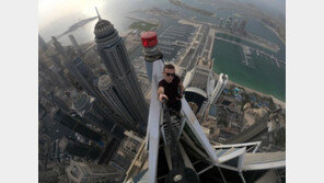 “68층 창문 미친듯 두드렸다”…고층 빌딩 정복 佛남성, 홍콩서 추락사