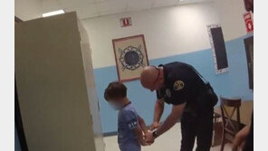 교사 때린 8세 초등학생…수갑 채워 체포하는 美경찰 영상 재조명