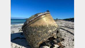 호주 해변서 발견된 정체 불명의 원통…알고보니 인도 우주발사체 파편