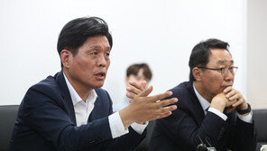 “대통령 지명 2명으로 의결 방지” vs “이동관 방통위 일시 정지”