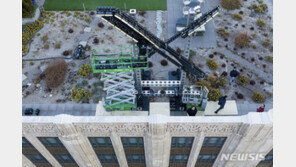 美 트위터 본사 위 거대 ‘X’…3일 만에 철거