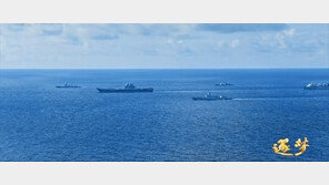 중국, 두번째 항모 ‘산둥함’ 대만해협 통과 장면 첫 공개